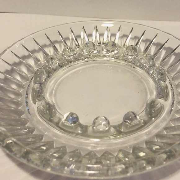 VINTAGE ROUND 6 INCH PRESSED GLASS ASHTRAY - CLEAR STARBURST PATTERN - 19 SLOTS - Picture 4 of 5